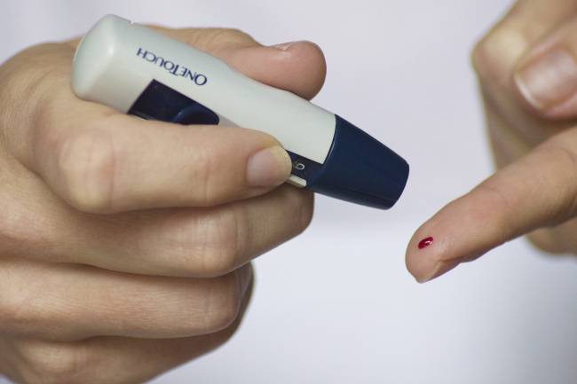 Sangre en un dedo pinchazo diabetes