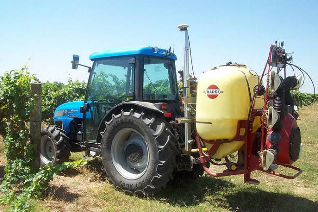 Tractor en el que se ha instalado el sistema electrónico para dosificar los plaguicidas en la viña.