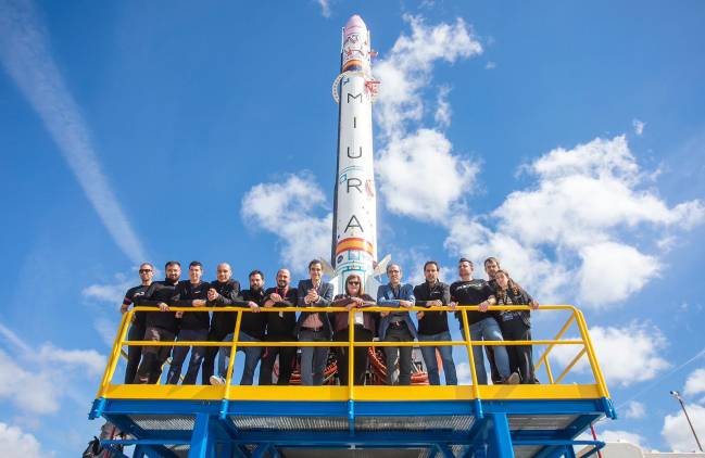 Equipo de la compañía española PLD Space junto a su cohete Miura 1