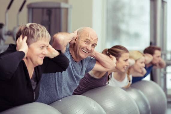 personas mayores haciendo ejercicio