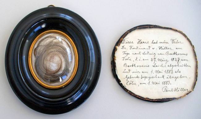 Un mechón de cabello extraído a Beethoven tras su muerte, en 1827, fue legado por el doctor Ferdinand V. Hiller a su hijo
