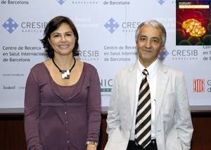 La Dra. Carmen Fernández-Becerra y el Dr. Hernando del Portillo