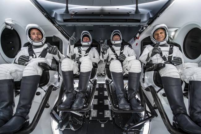 Los cuatro astronautas de la misión a bordo de la cápsula Dragon