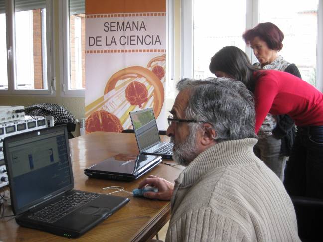 El profesor Martínez Herrador, en primer término, prepara el Sociograph.