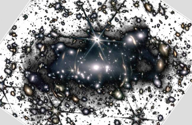 Imagen de la luz intracumular de un cúmulo obtenida por el Webb