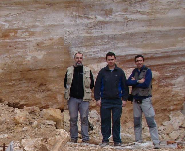 Mario Sánchez, Luis Alfonso Pérez y Fernando Pérez, investigadores del Departamento de Geología de la UJA, con un plano de falla.