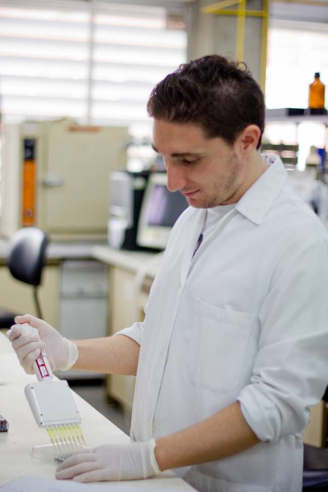 Javier Ávila, investigador del grupo Farmolap en los laboratorios de la Facultad de Farmacia de la US