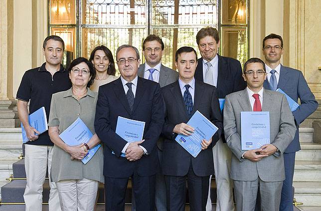 Algunos de los autores del informe junto a Rafael Pardo