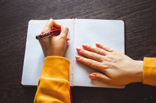 mujer escribiendo con la mano izquierda