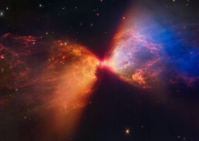 El telescopio espacial James Webb ha captado un ardiente ‘reloj de arena’ durante la formación de una nueva estrella