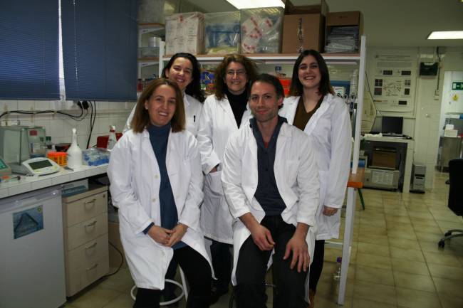 La Dra. Mª Luz Montesinos (en el centro de la imagen) junto a sus compañeros de investigación