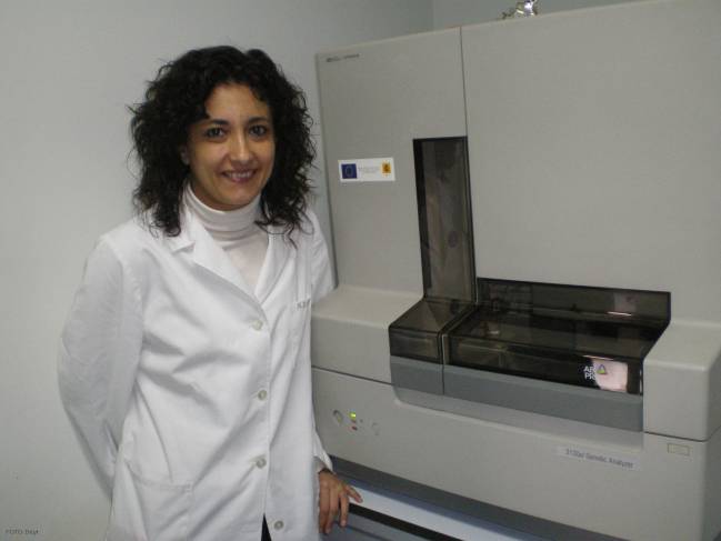 Mercedes Durán junto a uno de los aparatos utilizados en los estudios genéticos