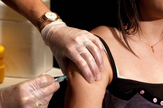 La vacuna está incluida en el calendario de vacunación español para niñas de entre 11 y 14 años  / VCU CNS. 
