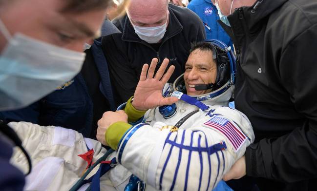 El astronauta Frank Rubio de la NASA es ayudado a salir de la nave espacial Soyuz MS-23 tras el aterrizaje