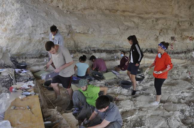 En la imagen adjunta, los investigadores durante la última campaña de excavación en el yacimiento de Barranco León en Orce (Granada).