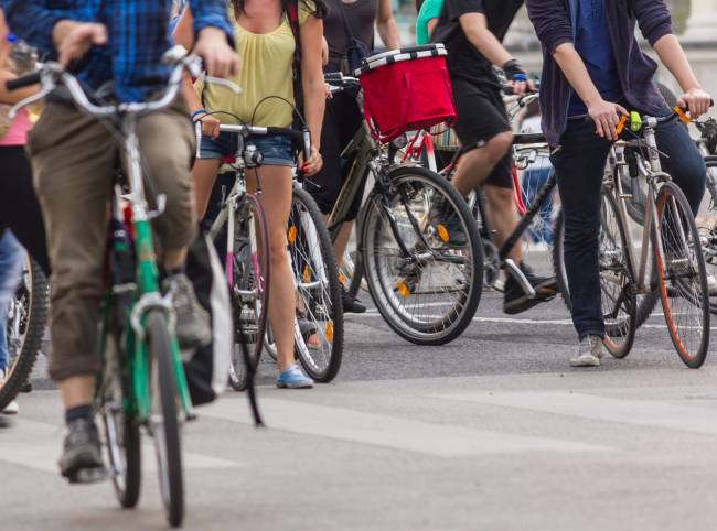 Hay que estudiar medidas para potenciar la sustitución de viajes cortos en coche por la bicicleta. 