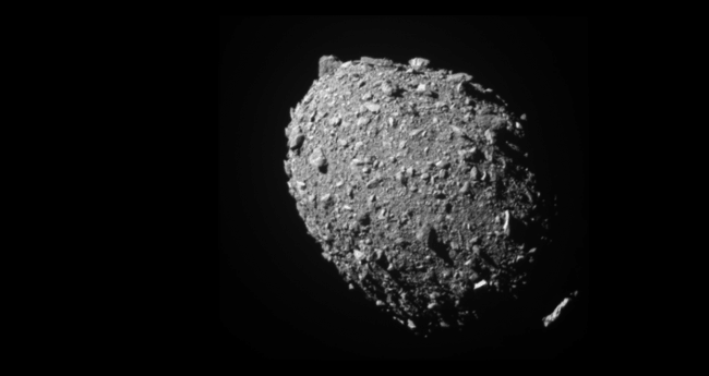 Imagen real del asteroide Dimorphos contra el que ha impactado la sonda DART