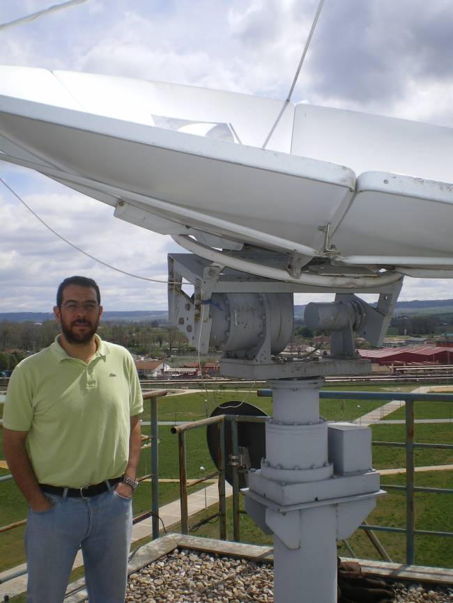 El investigador del Laboratorio de Teledetección Abel Calle junto a una de las antenas instaladas en la azotea del edificio de I+D