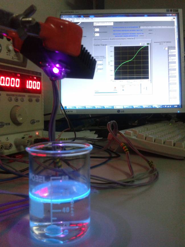 Fluorescencia de gasoil producida por un LED ultravioleta.