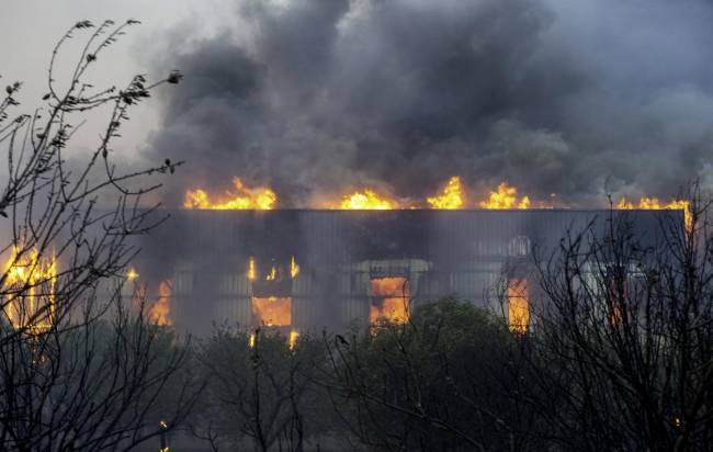 Una fábrica de plásticos en el incendio en Seklo (Grecia).