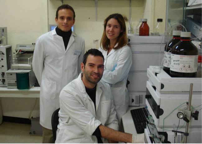 De izquierda a derecha, parte del equipo investigador en el laboratorio de la UGR: Juan Pedro Arrebola, Francisco Artacho y María Fernández. 