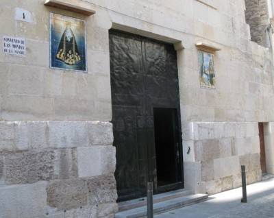 Detalle de la fachada del convento de las Monjas de la Sangre de Alicante