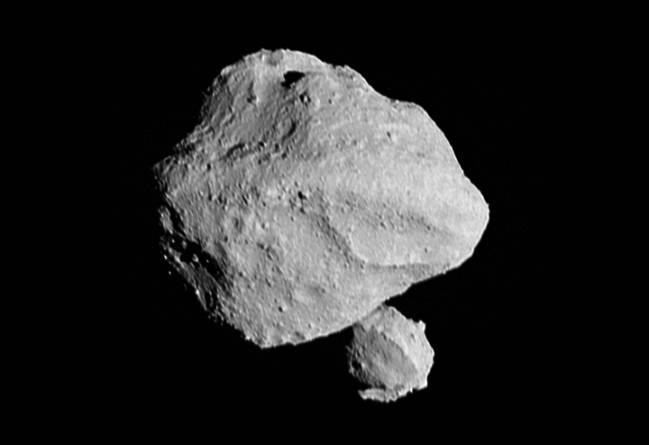 Asteroide Dinkinesh y su pequeña ‘luna’ emergiendo detrás