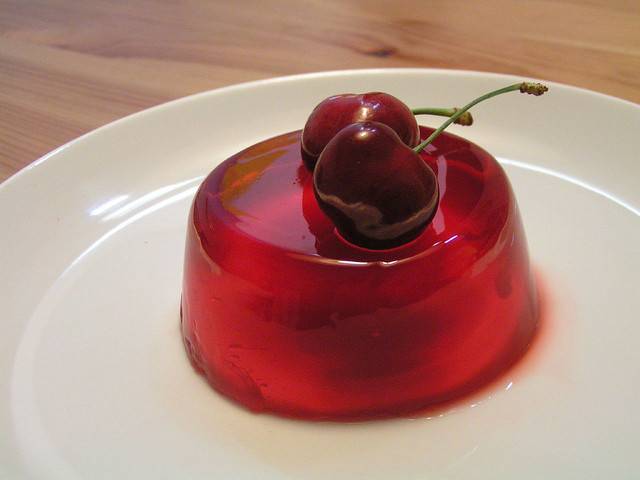 gelatina roja sobre plato blanco