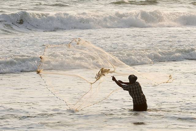 Un pescador lanza la red en la costa del Índico. Imagen: Markus Spring