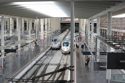 interior de la estación de trenes de AVE de Atocha en Madrid