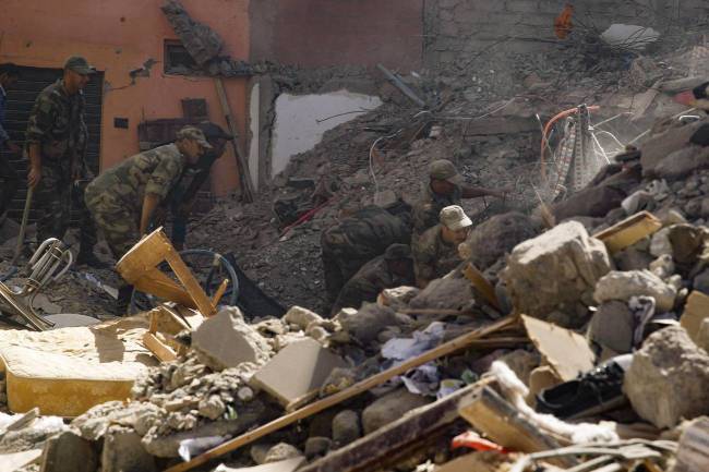 Efectivos del ejército buscan supervivientes entre los escombros tras el terremoto en Marruecos