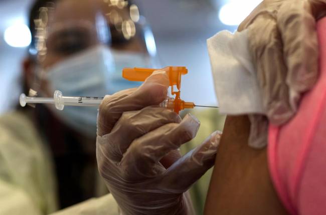 Una enfermera aplica una dosis de la vacuna de Moderna