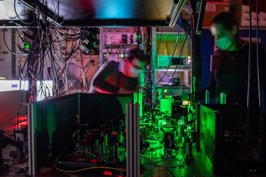 Investigadores trabajando en uno de los nodos de su rudimentaria red cuántica