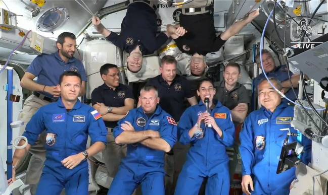 Los tripulantes de la misión Crew-7 son recibidos por los que ya estaban en la estación espacial internacional