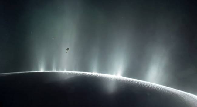 La sonda Cassini observó las plumas de agua helada y vapor en la luna Encelado