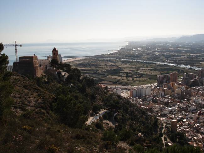 Vista de Alarcón con su castillo y el embalse de Enchideros. / Wikipedia