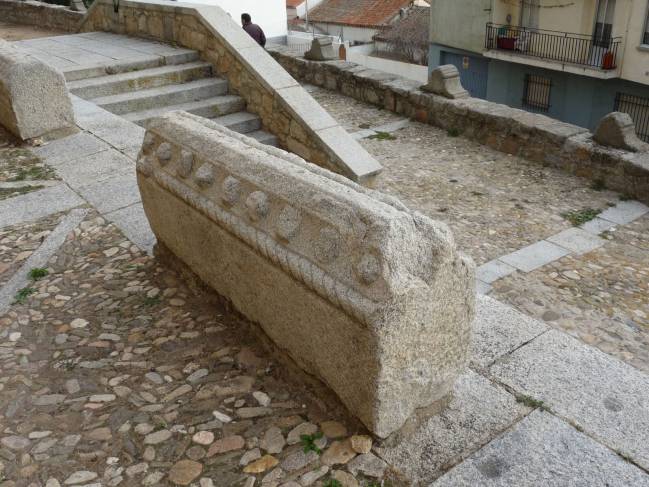 Lápida sepulcral mudéjar de Ávila del siglo XV, utilizada como mobiliario urbano / Javier Jiménez Gadea.