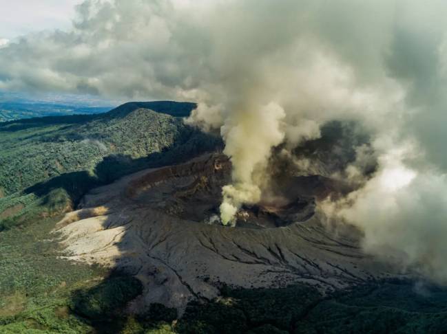Vista de un volcán en erupción