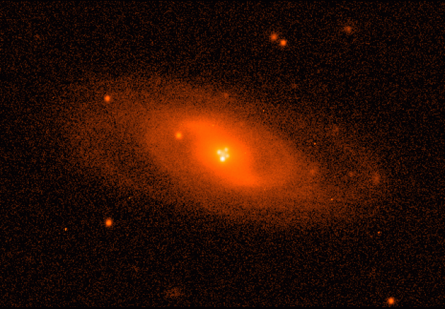 1.	Imagen del sistema lente Q2237+0305 (conocido como "La cruz de Einstein") obtenido con el Nordic Optic Telescope (NOT) en condiciones atmosféricas excelentes. Muestra la imagen de la galaxia espiral que hace de lente gravitatoria. Cerca del núcleo pueden verse las cuatro imágenes del cuásar producidas por el efecto de lente gravitatoria de la galaxia. FOTO: Mediavilla et al.