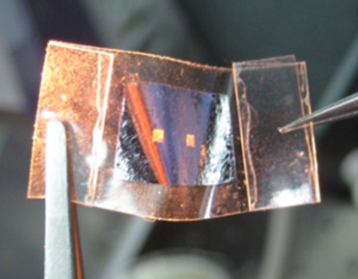 Figura 1: Lámina de aluminio con dos sensores ópticos sobre una cinta adhesiva Scotch. El área de cada sensor es de 1 mm x 1 mm. Fuente: UPM.