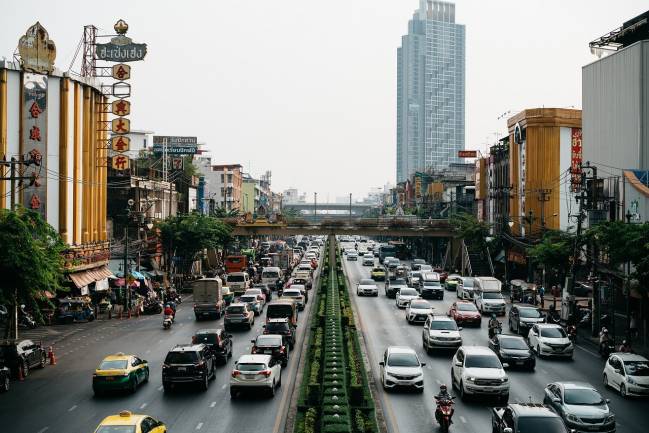 coches en un atasco en ciudad asiática