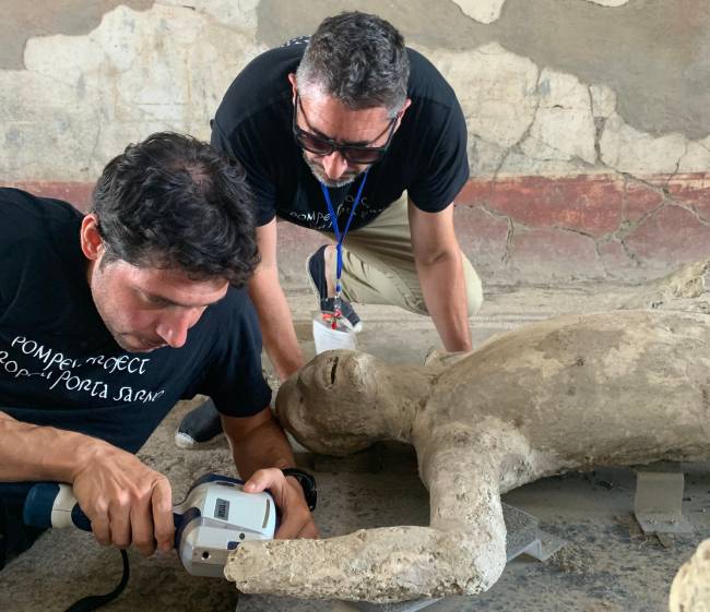 Dos investigadores en las ruinas de Pompeya