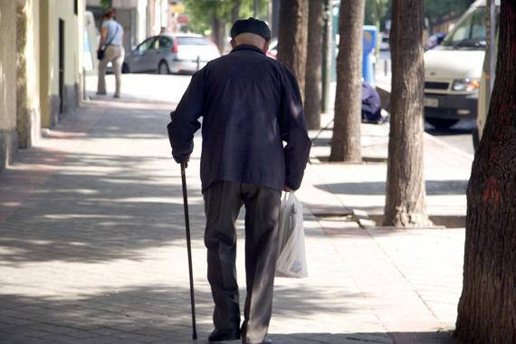 anciano andando por la calle