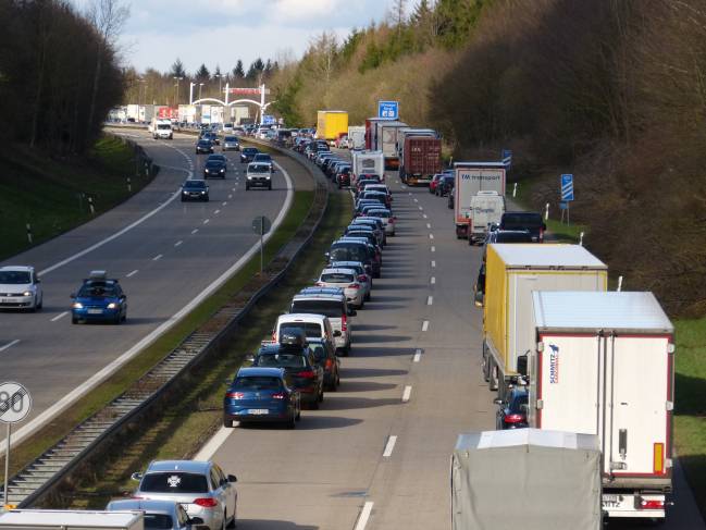 Para disminuir las emisiones producidas por el tráfico, una de las estrategias clave, y que genera mucho debate, es la reducción de la velocidad máxima permitida a los vehículos. 