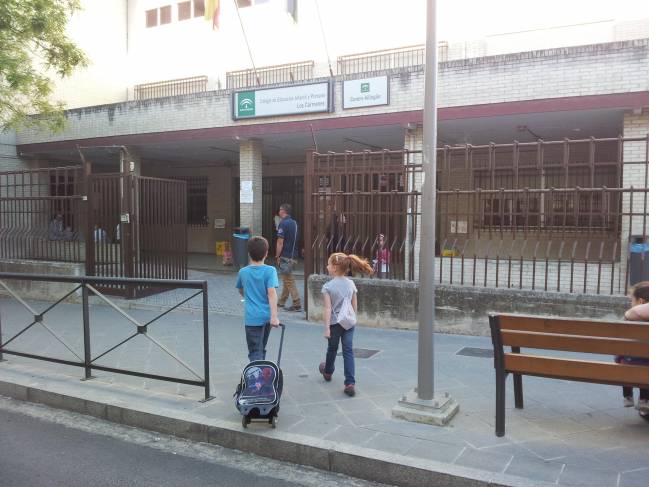 Niños se desplazan andando a un colegio de Granada. 
