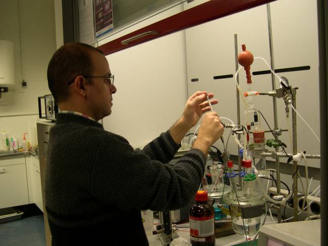 El investigador de la UGR Agustín F. Pérez Cadenas manipulando un reactor 