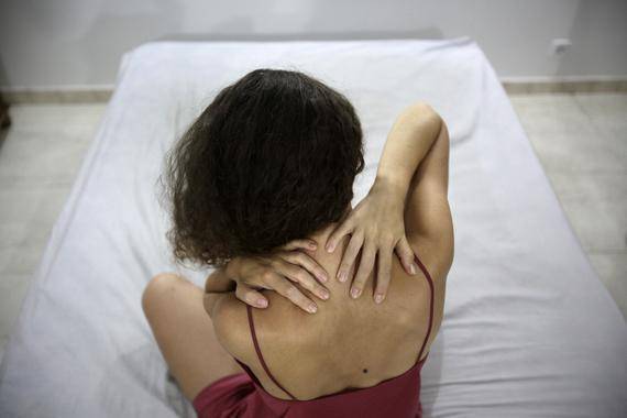 mujer con dolor de espalda