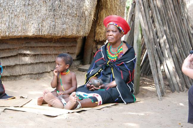 mujer sudafricana con su hijo
