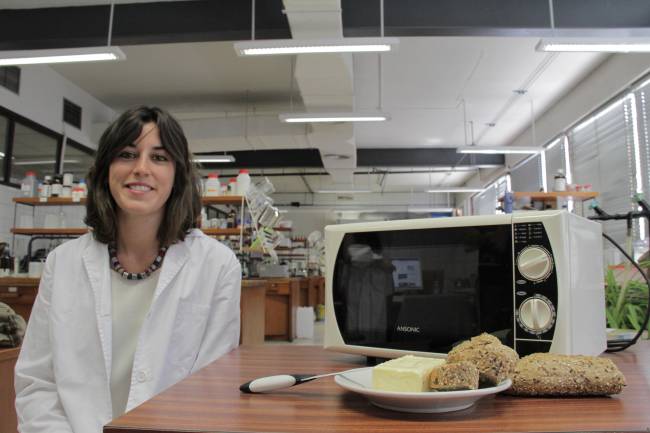 La inventora del cuchillo, Laura García Molina, en el laboratorio de Ingeniería Química de la Universidad de Granada (FOTO: UGRDIVULGA).