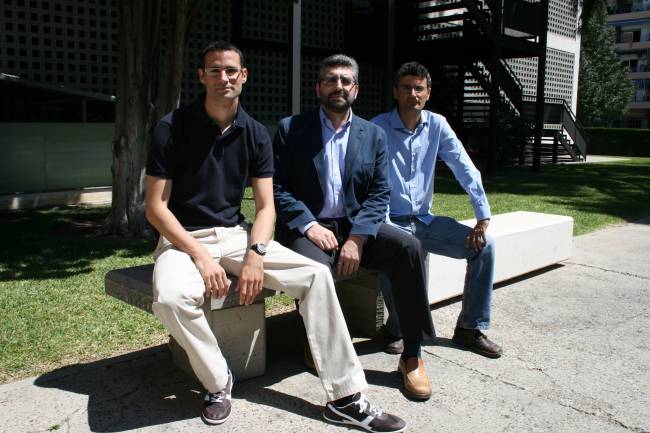 Los autores del estudio en la Escuela Técnica Superior de Ingeniería Informática de Sevilla